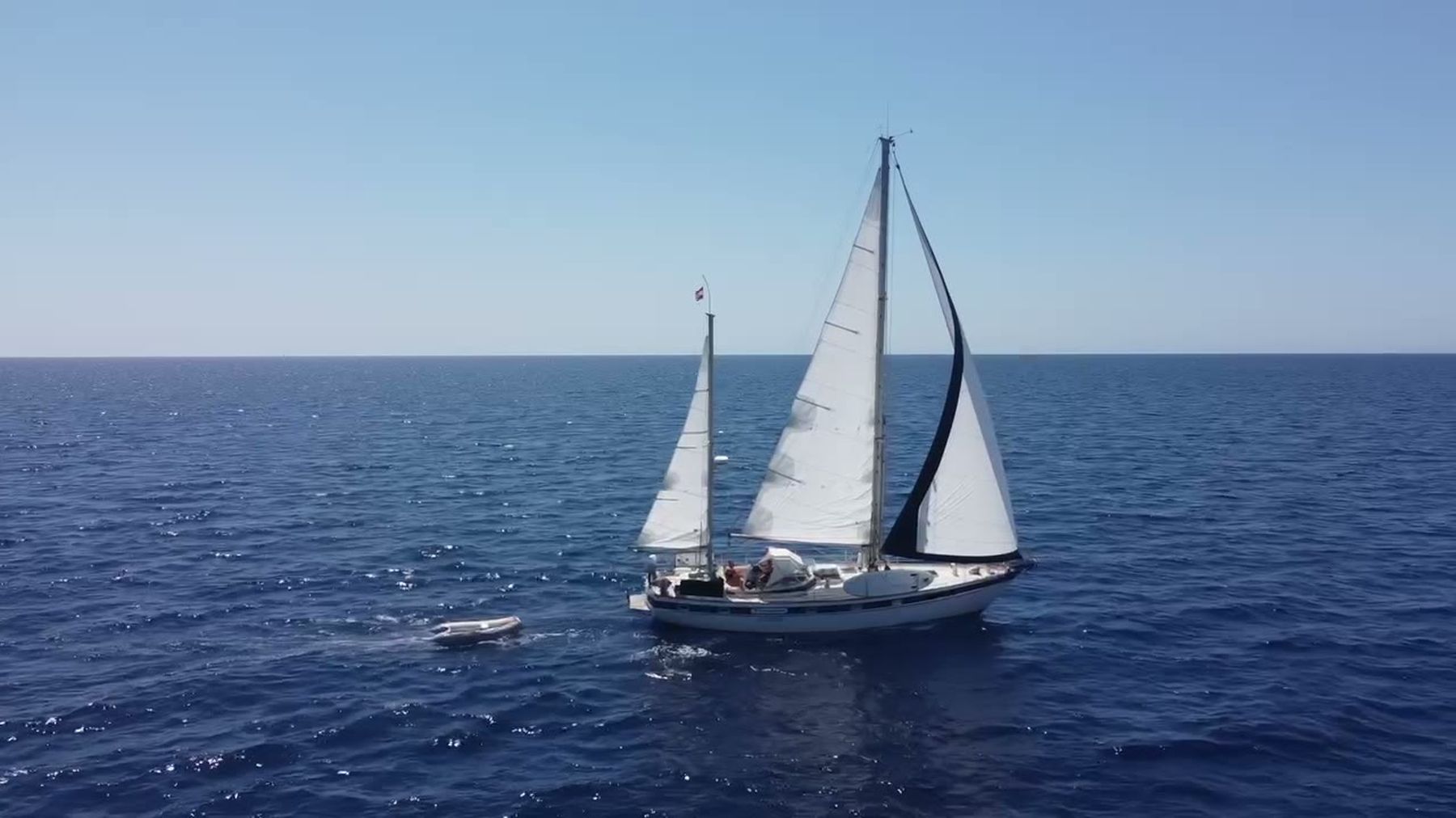 Segelyacht unter vollen Segeln auf offenem Meer