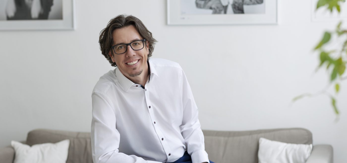 Christian Steinscherer, sitzend, offen in die Kamera